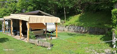 Casetta e roulotte in campeggio