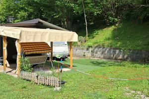 Casetta e roulotte in campeggio