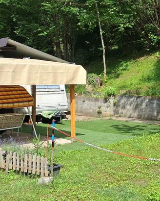 Casetta e roulotte in campeggio