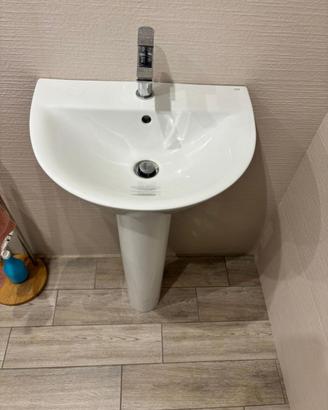 Lavandino a colonna  con rubinetto