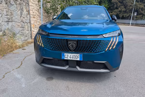 Peugeot 5008 Hybrid 136 Un anno di vita 19.990 km