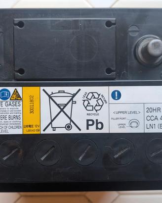 Batteria auto Yuasa 12V usata