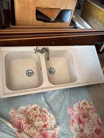 Lavandino da cucina stile rustico con fontana