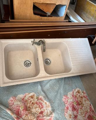 Lavandino da cucina stile rustico con fontana