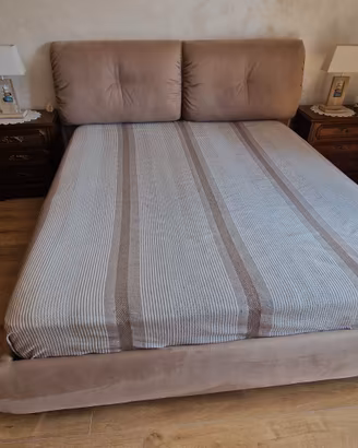 Letto matrimoniale con contenitore