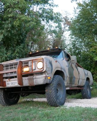 Dodge W200 / M880 - 1978 V8