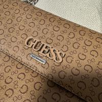 Borsa a spalla Guess con catene