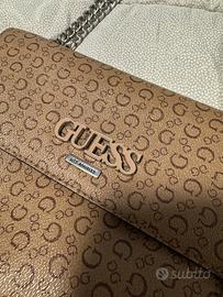 Borsa a spalla Guess con catene