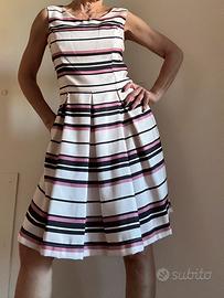 Abito estivo a righe con schiena trasparente