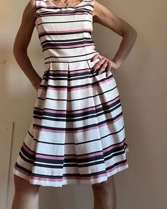 Abito estivo a righe con schiena trasparente