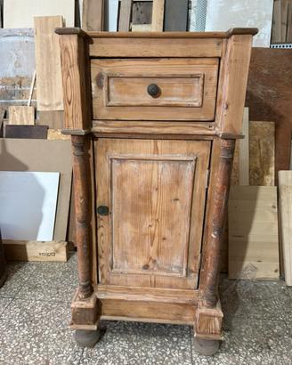 Comodino antico