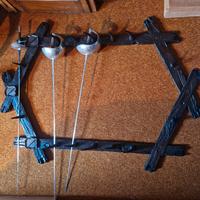 Porta spade in legno scolpito a mano