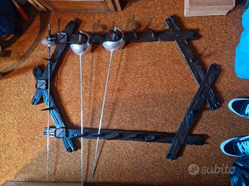 Porta spade in legno scolpito a mano