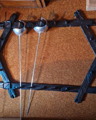 Porta spade in legno scolpito a mano