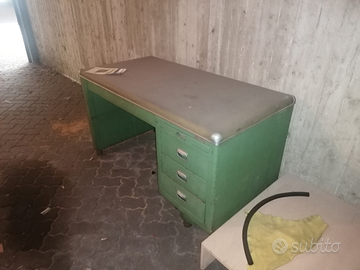 Scrivania industriale vintage