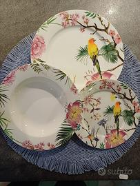 Servizio piatti in porcellana con decoro smaltato