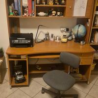 scrivania  con sedia girevole 