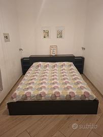 Base letto matrimonialeIKEA con testiera e armadio