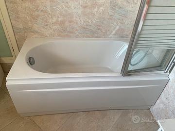 Vasca da bagno con parete di cristallo