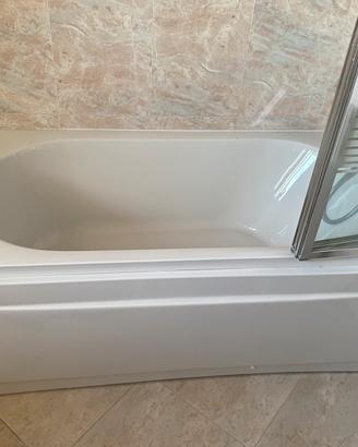 Vasca da bagno con parete di cristallo