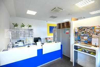 Locale commerciale al piano terra con vetrine