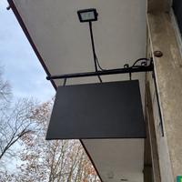 Insegna a bandiera con faretti