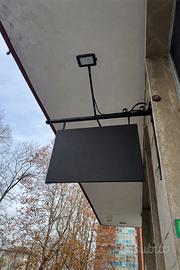 Insegna a bandiera con faretti