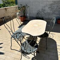 Tavolo in marmo e sedie in ferro battuto