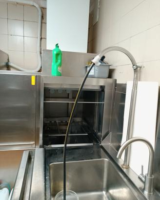 macchina lavapiatti a nastro