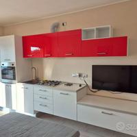 cucina nuova con elettrodomestici