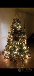 Albero di Natale finto con decorazioni e luci 