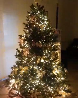 Albero di Natale finto con decorazioni e luci 