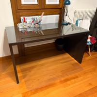 Scrivania ikea nera con vetro