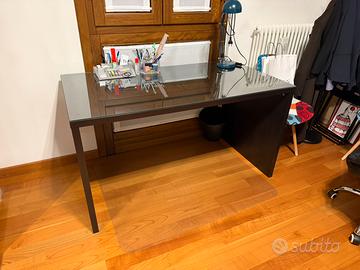 Scrivania ikea nera con vetro