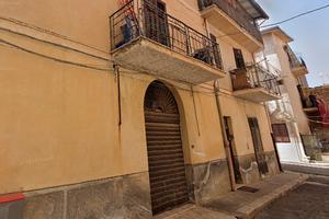 Casa indipendente su tre strade