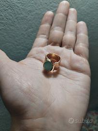 Anello color oro con pietra celeste/azzurra 