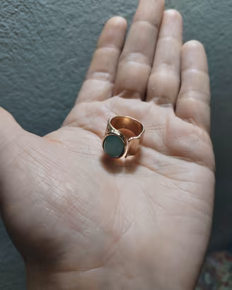 Anello color oro con pietra celeste/azzurra 