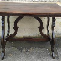 Vecchio tavolino scrittoio