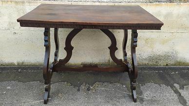 Vecchio tavolino scrittoio