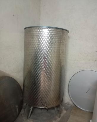 Botte in acciaio per fare il vino