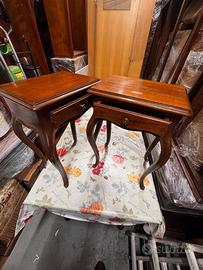Coppia comodini antichi in legno con gambe mosse