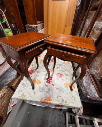 Coppia comodini antichi in legno con gambe mosse