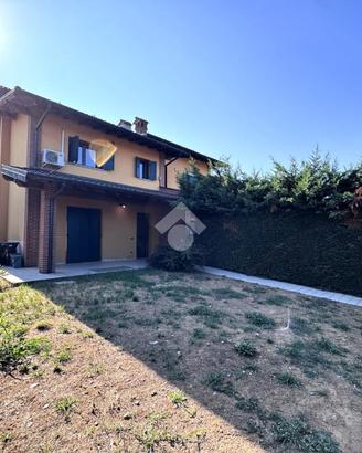 VILLA A SCHIERA D'ANGOLO A TORRE PALLAVICINA
