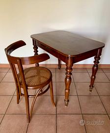 Sedia d’antiquariato con schienale avvolgente