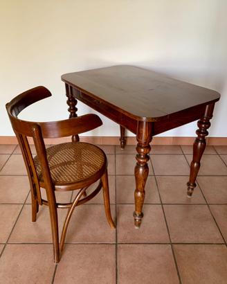 Sedia d’antiquariato con schienale avvolgente
