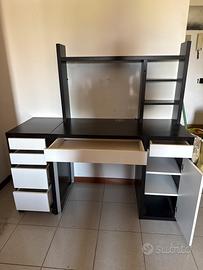 Scrivania con libreria e cassetti