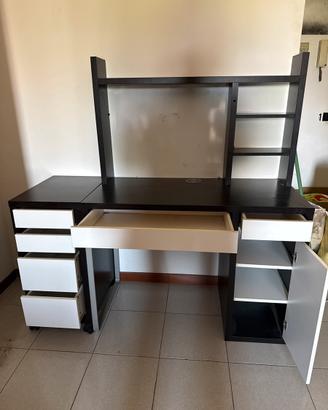 Scrivania con libreria e cassetti