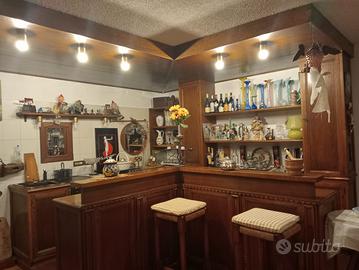 Bar ad angolo con tavolo sedie e panche