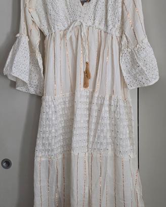 Abito lungo bianco Boho con dettagli oro 
