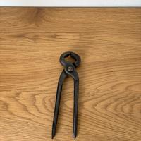 Antica tenaglia in ferro battuto